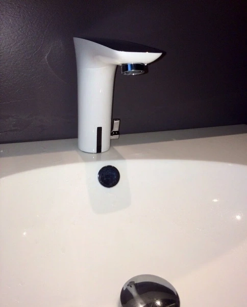 Смеситель для раковины бесконтактный Hansgrohe PuraVida 15170, сенсорные от батареек - фото 5