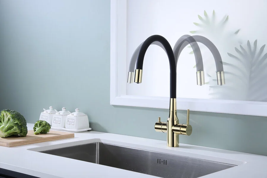 Смеситель для кухни Paulmark Salix золото/черный, с поворотным изливом, с гибким изливом - фото 7