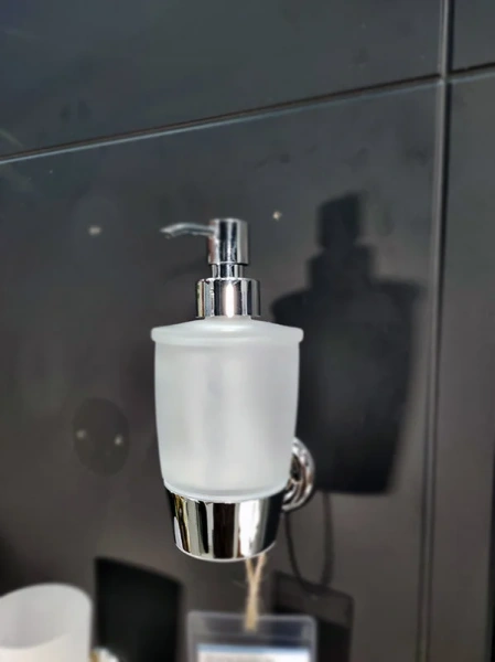 Диспенсер для жидкого мыла AM.PM Like с настенным держателем, хром, белые index_1 - фото 10