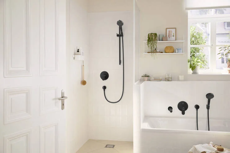 Смеситель для душа Hansgrohe Rebris черный матовый 72466670 (детальная фотография), округлая форма