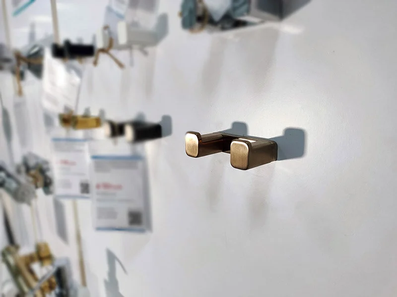 Крючок для ванной Hansgrohe AddStoris шлифованная бронза 41755140 (детальная фотография) index_1