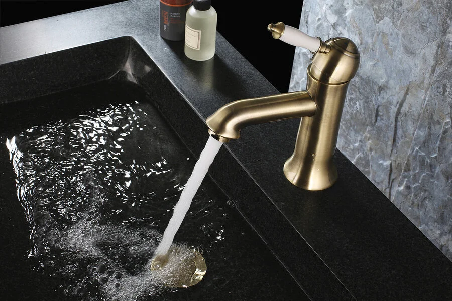 Смеситель для раковины Lemark Villa LM4806B (детальная фотография), классические, ретро, с элементами керамики