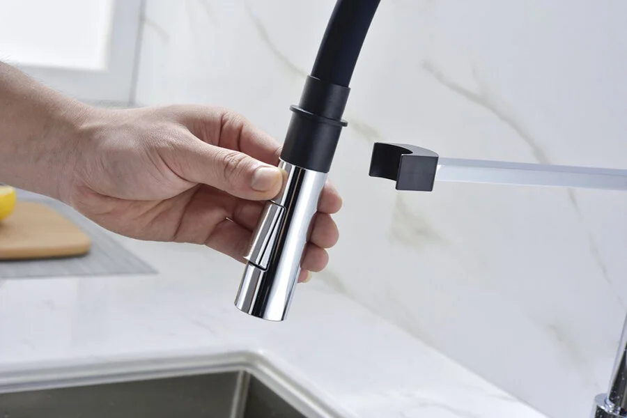 Смеситель для кухни Paulmark Halt Ha214021 с гибким изливом (детальная фотография), с поворотным изливом, с гибким изливом