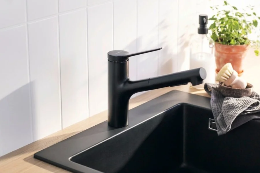 Смеситель для кухни Hansgrohe Zesis M33 матовый черный 74803670 (детальная фотография), c выдвижным изливом (лейкой)