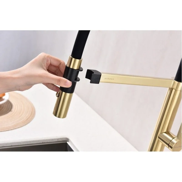 Смеситель для кухни Paulmark Halt светлое брашированное золото Ha214021-SBG (детальная фотография), с поворотным изливом, с гибким изливом