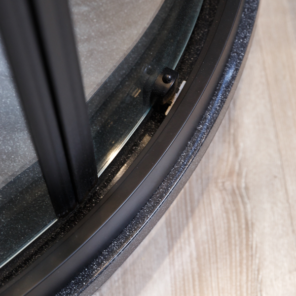 Душевой уголок Cezares Eco 90x90 см стекло прозрачное профиль черный ECO-O-R-2-90-C-NERO (детальная фотография), полукруглые, четверть круга