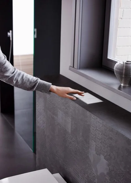 Клавиша смыва Geberit Omega 30 белая/полоска золото 115.080.KK.1 (детальная фотография), в наличии