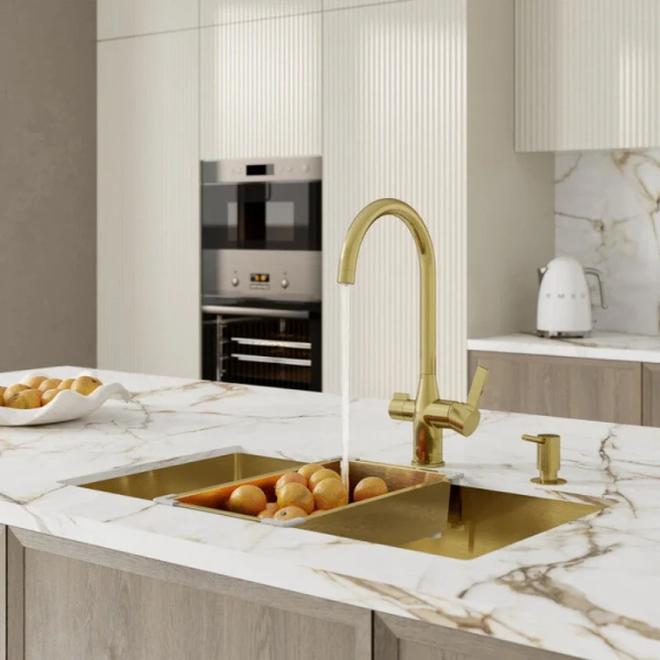 Смеситель для кухни IDDIS Pure с каналом для фильтрованной воды золото матовое PURMGFJi05 (детальная фотография), высокие, из латуни, округлая форма, для питьевой воды с фильтром