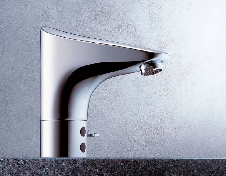 Смеситель для раковины бесконтактный Grohe Europlus E 36207001 (детальная фотография), округлая форма, сенсорные от батареек
