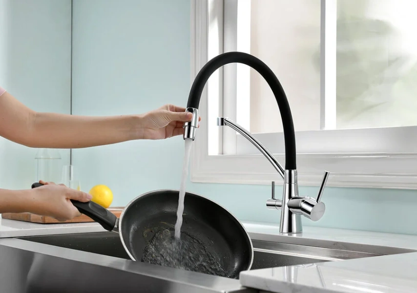 Смеситель для кухни Paulmark Siegen хром с черным Si213111-CR (детальная фотография), однорычажные, двухрычажные