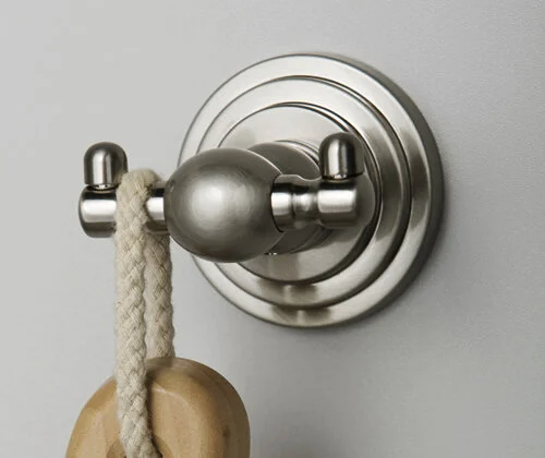 Крючок для ванной WasserKRAFT Ammer двойной K-7023D (детальная фотография), металлические