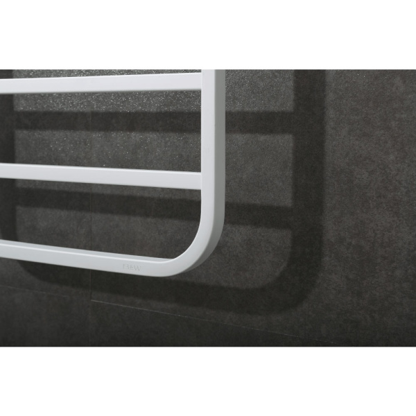 Полотенцесушитель электрический Black&White Moon 40x101 см белый матовый 337WN (детальная фотография), из нержавеющей стали, с полкой, неповоротные