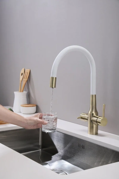 Смеситель для кухни Paulmark Salix бронза/белый Sa213419-BRw (детальная фотография), в наличии