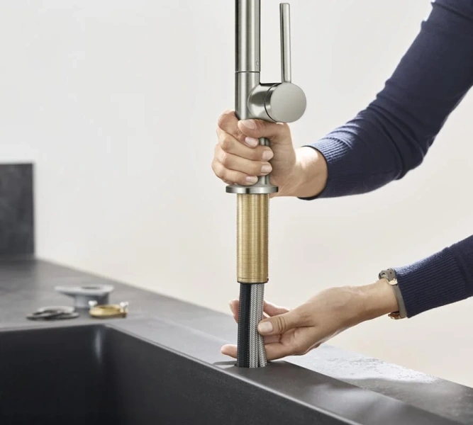 Смеситель для кухни Hansgrohe Talis M54 сталь 72801800 (детальная фотография), с поворотным изливом, c выдвижным изливом (лейкой)