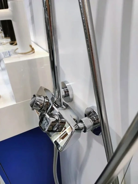 Душевая стойка Kludi Cockpit с термостатом 8005005-00 (детальная фотография), настенные