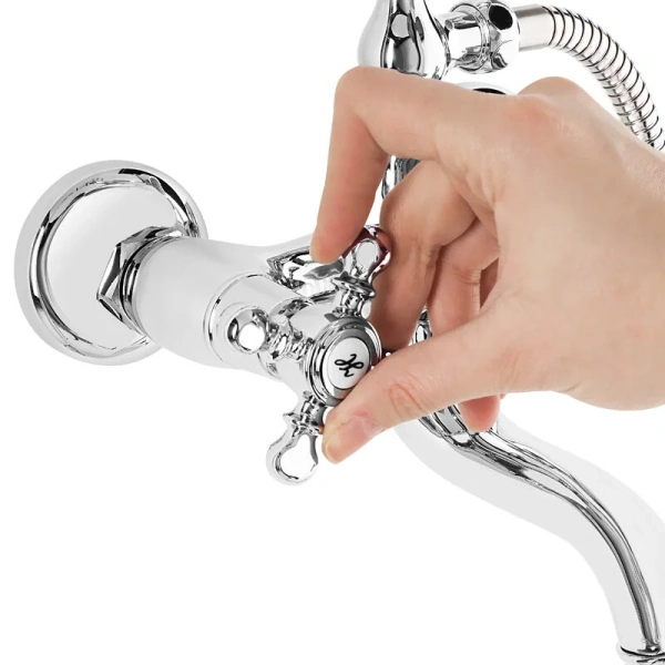 Смеситель для ванны IDDIS Sam двухвентильный (детальная фотография), с 2 монтажными отверстиями