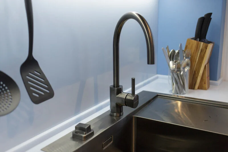 Мойка для кухни Omoikiri Akisame 65-GM-L 65 см вороненая сталь чаша слева 4973097 (детальная фотография), врезные