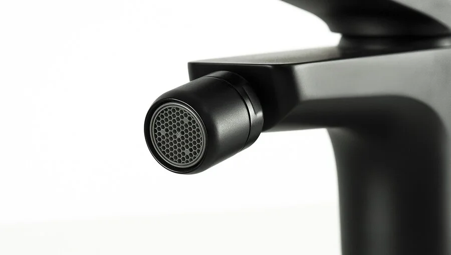 Смеситель для биде Lemark Bronx черный LM3708BL (детальная фотография), недорогие, с донным клапаном