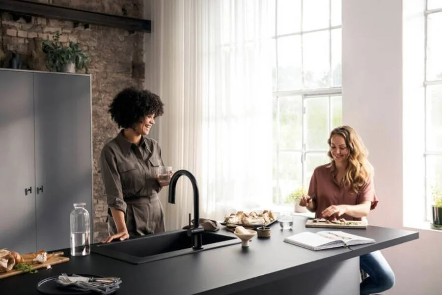 Смеситель для кухни Hansgrohe Aqittura черный матовый 76803670 (детальная фотография), высокие, для питьевой воды с фильтром