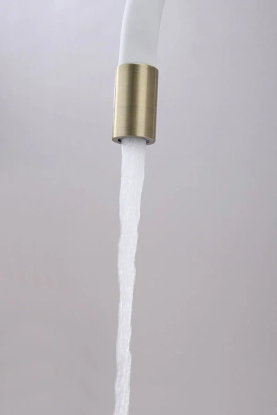 Смеситель для кухни Paulmark Salix бронза/белый Sa213419-BRw (детальная фотография), высокие, округлая форма, для питьевой воды с фильтром