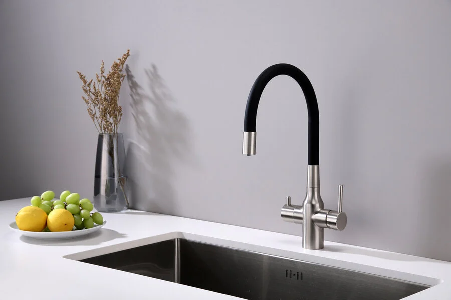 Смеситель для кухни Paulmark Salix никель/черный Sa213419-NI (детальная фотография), с поворотным изливом, с гибким изливом