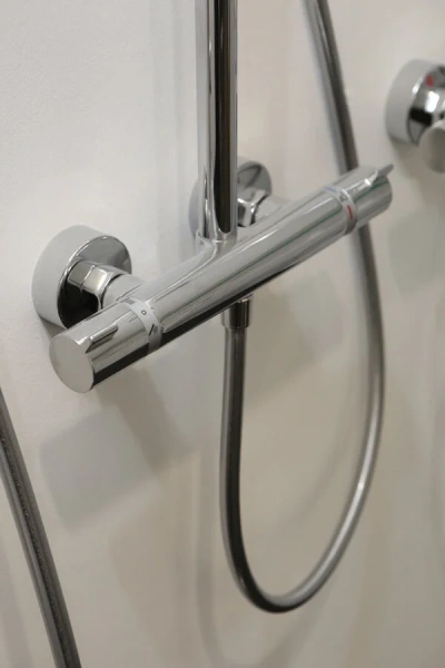 Душевая стойка Hansgrohe Raindance Select 27133 с термостатом (детальная фотография), с термостатом