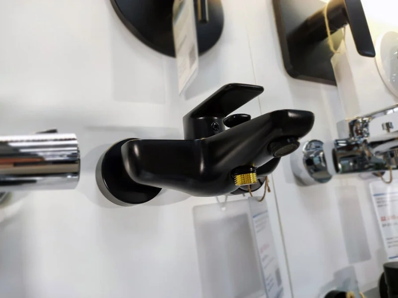 Смеситель для ванны Kludi Pure&Style черный 406813975 (детальная фотография), настенные