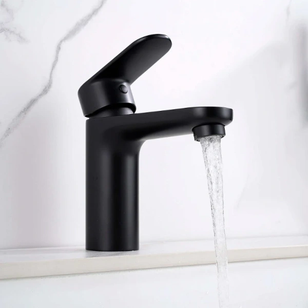 Смеситель для раковины Акватек Ника черный матовый AQ1812MB (детальная фотография), с коротким изливом