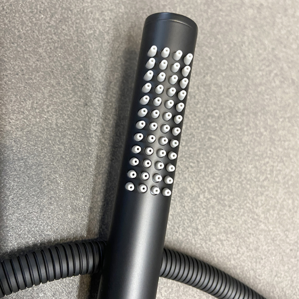 Смеситель для ванны Comforty черный матовый FE018M-CMT (детальная фотография), округлая форма, с душевой лейкой