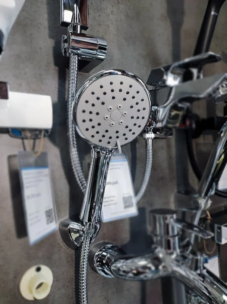 Смеситель для ванны Lemark Atlantiss с коротким изливом LM3254C (детальная фотография), хром