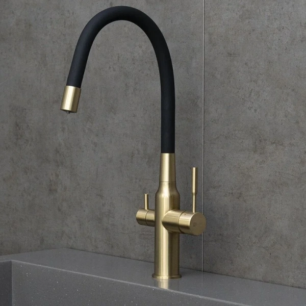 Смеситель для кухни Lemark Expert золото/черный LM5083LGN-Black (детальная фотография), из нержавеющей стали, округлая форма, для питьевой воды с фильтром
