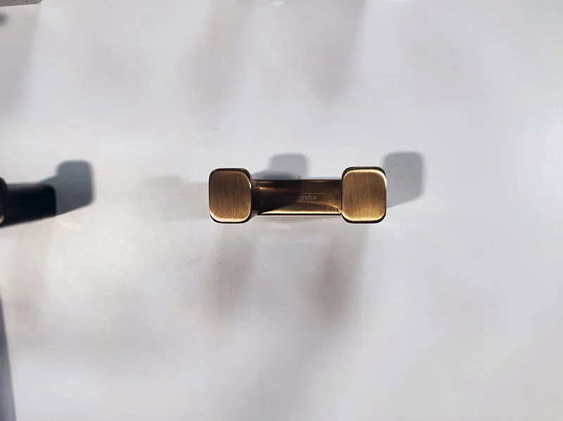 Крючок для ванной Hansgrohe AddStoris шлифованная бронза 41755140 (детальная фотография), бронза