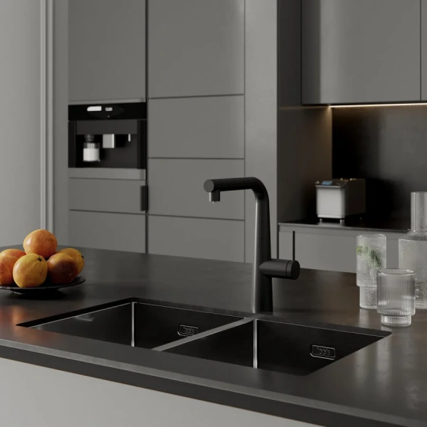 Смеситель для кухни IDDIS Pure черный PURBLPFi05 (детальная фотография), с поворотным изливом, с коротким изливом, c выдвижным изливом (лейкой)