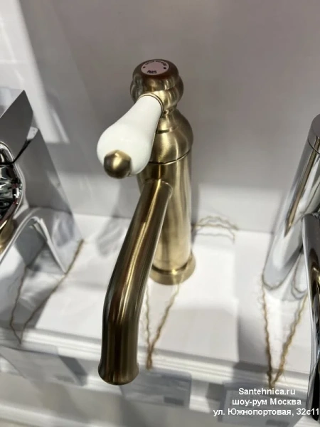 Смеситель для раковины Jacob Delafon Louise однозахватный, матовое золото E24360-BCN (детальная фотография), классические, ретро, с элементами керамики, декорированные