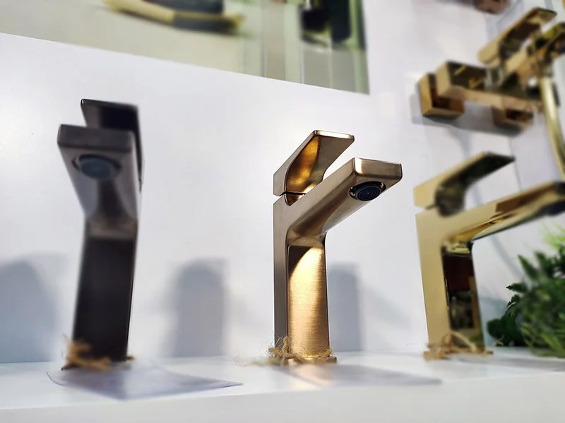 Смеситель для раковины Hansgrohe Metropol шлифованная бронза 32507140 (детальная фотография), прямоугольная форма, с донным клапаном