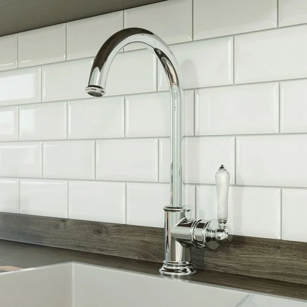 Смеситель для кухни IDDIS Oxford с белой ручкой OXFSBJ0i05 (детальная фотография), классические, ретро