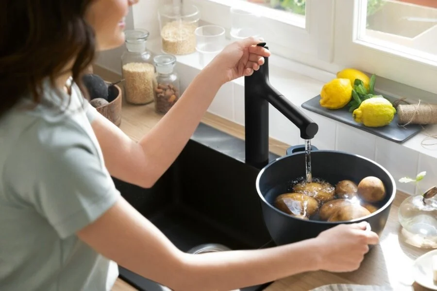 Смеситель для кухни Hansgrohe Zesis M33 черный матовый 74804670 (детальная фотография), высокие, округлая форма