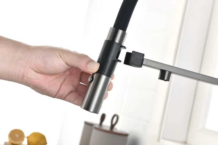 Смеситель для питьевой воды Paulmark Gravity вороненая сталь Gr213888-GM (детальная фотография), с поворотным изливом, с гибким изливом