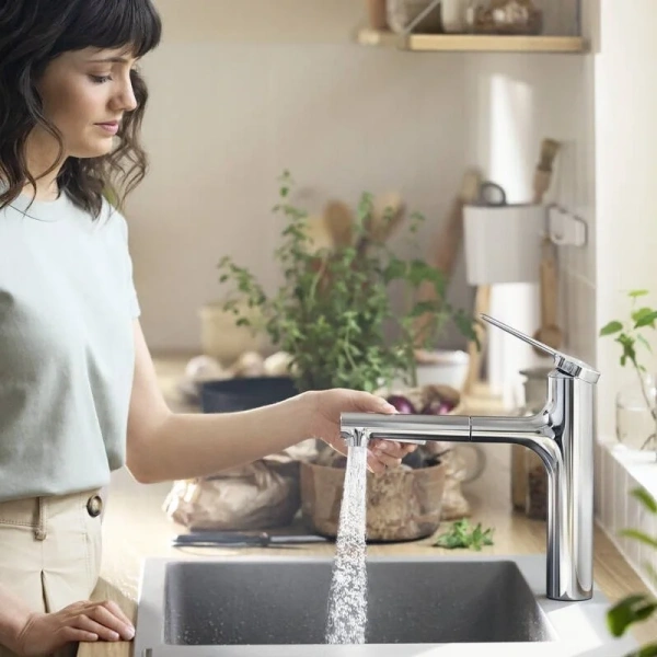 Смеситель для кухни Hansgrohe Zesis M33 сталь 74801800 (детальная фотография), с поворотным изливом, c выдвижным изливом (лейкой)