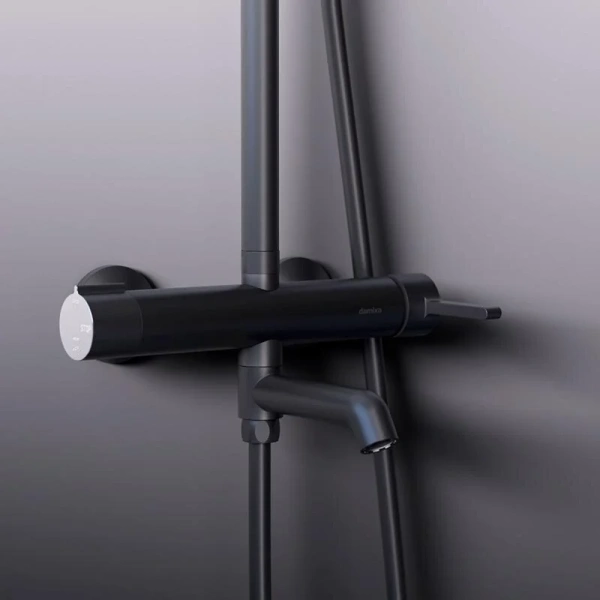Душевая стойка Damixa Scandinavian Pure черная 936740300 (детальная фотография), с изливом