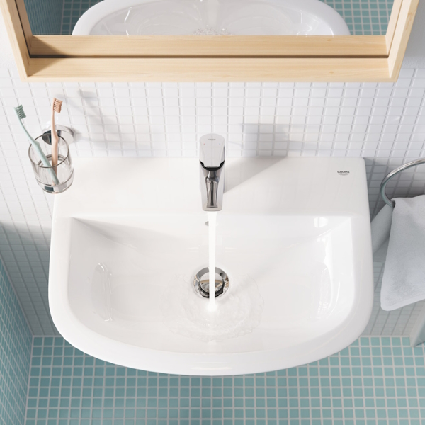 Смеситель для раковины Grohe BauEdge хром 23328001 (детальная фотография), из латуни, округлая форма, с донным клапаном
