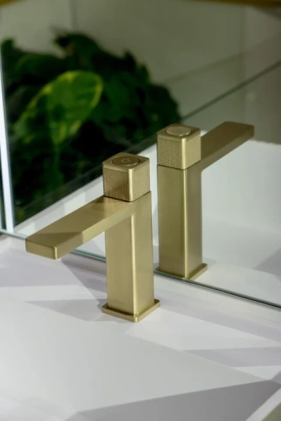 Смеситель для раковины Boheme Quad автоматический matt gold 159-MG (детальная фотография), из латуни, прямоугольная форма