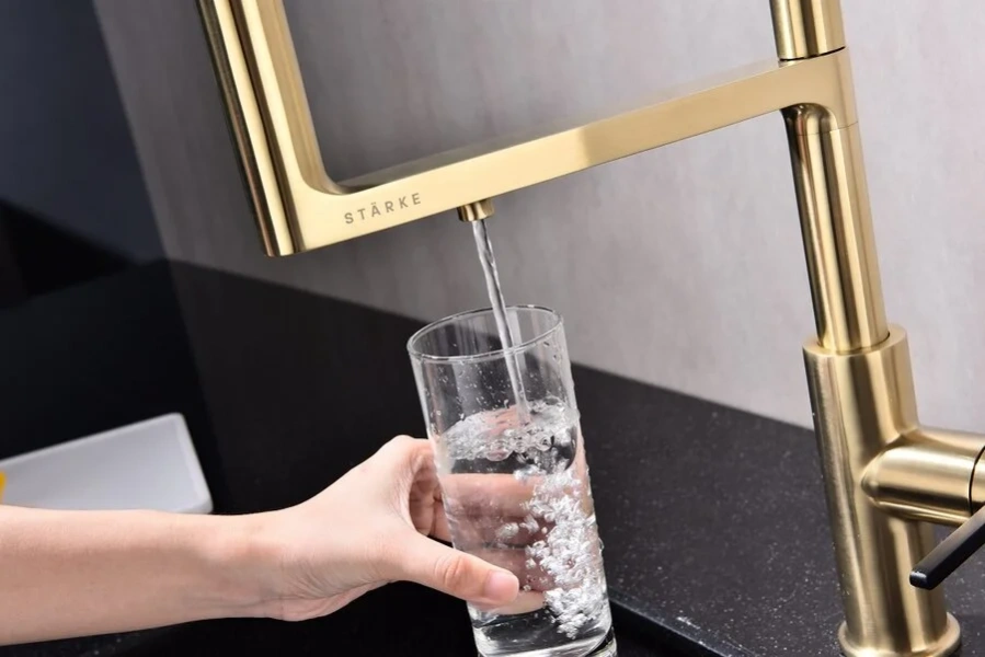 Смеситель для питьевой воды Paulmark Tornado светлое брашированное золото To213402-SBG (детальная фотография), золото, черные, комбинированные