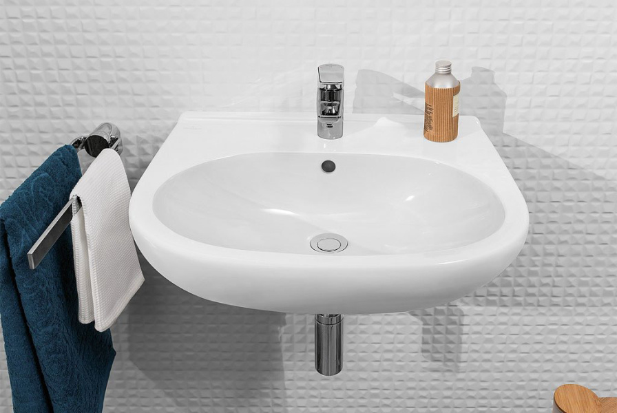 Раковина Villeroy & Boch O.novo 55 см с покрытием CeramicPlus 516055R1 (детальная фотография), полукруглая, тюльпан