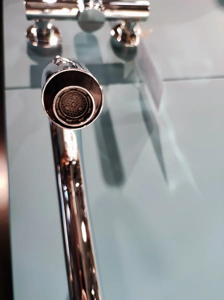 Смеситель для раковины Damixa Scandinavian Pure 360280 сенсорный (детальная фотография), высокие, округлая форма, сенсорные от батареек, сенсорные от сети 220 вольт