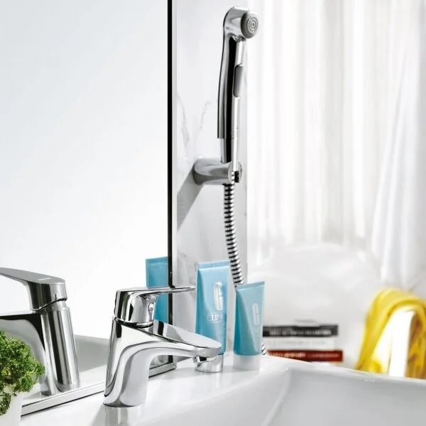 Смеситель для умывальника с гигиеническим душем Bravat Drop F14898C-2 (детальная фотография), современные, hi-tech