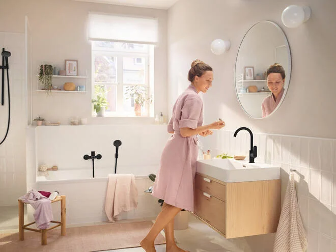 Смеситель для ванны Hansgrohe Rebris S матовый черный 72443670 (детальная фотография), из латуни, прямоугольная форма