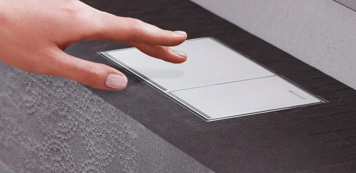 Клавиша смыва Geberit Omega 60 черная/хром глянец 115.081.SJ.1 (детальная фотография), стеклянные