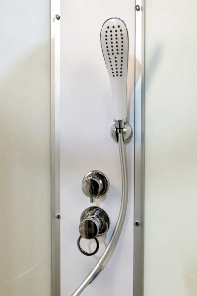 Душевая кабина Deto L 90x90 см с сиденьем L990GM (детальная фотография), угловые, недорогие, для дачи, с гидромассажем, c тропическим душем, с вентиляцией, с крышей, с сиденьем