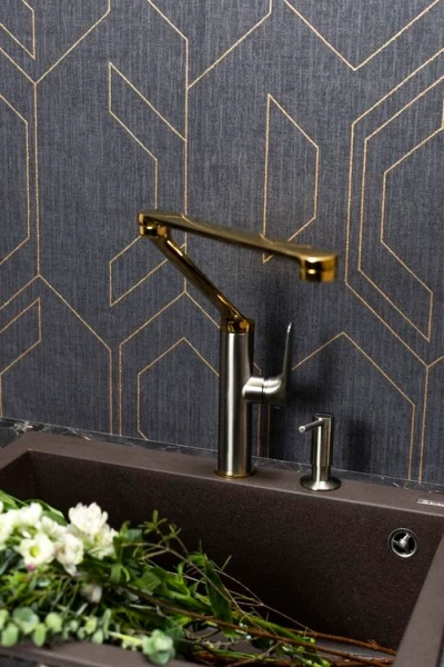 Смеситель для кухни Omoikiri Tara-LG-GM светлое золото/вороненая сталь 4994396 (детальная фотография), современные, hi-tech